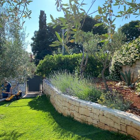 Charmantes Ferienhaus Mit Pool Und Garten-Villa Sterna II Kaštelir Exterior foto